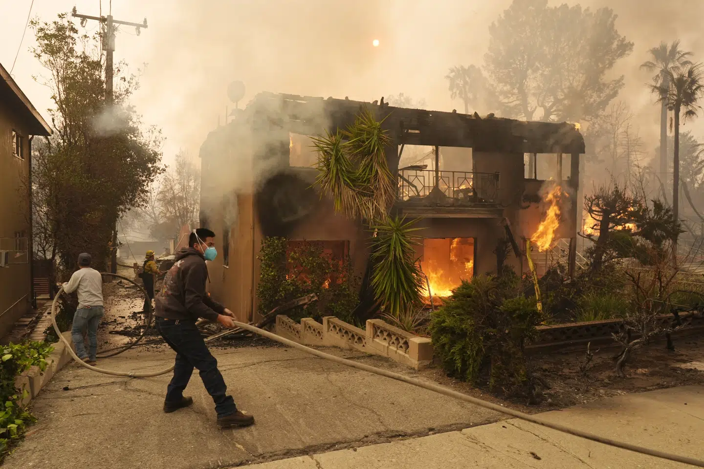 Brandvæsnet kæmper mod flammerne i Pasadena.