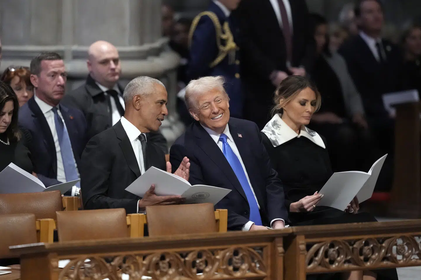 Tidligere præsident Barack Obama og kommende præsident Donald Trump sidder på én af de forreste stolerækker i katedralen. Også Trumps hustru, Melania, deltager i Carters statsbegravelse.