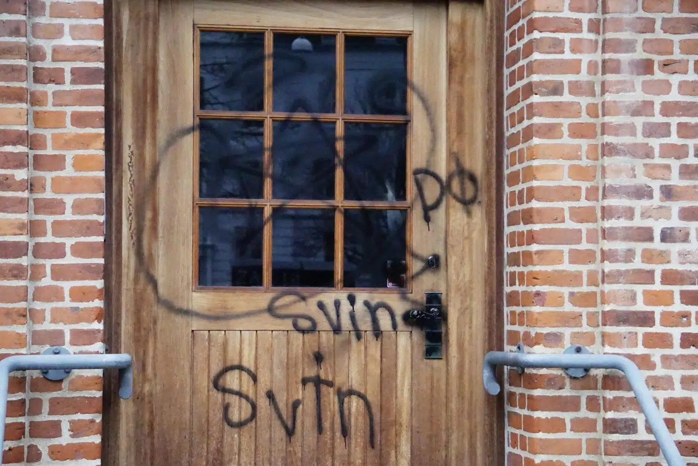 Antijødisk graffiti mod en dør på Ingerslevs Plads 4 i Aarhus.
