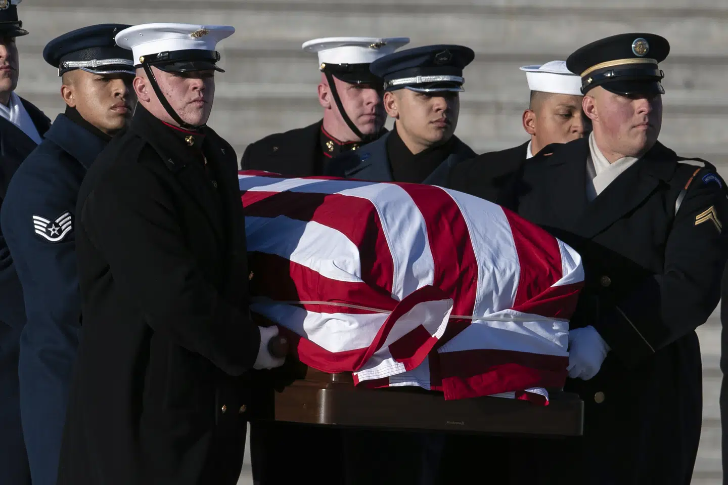 Jimmy Carters kiste bæres ind i Washington National Cathedral.