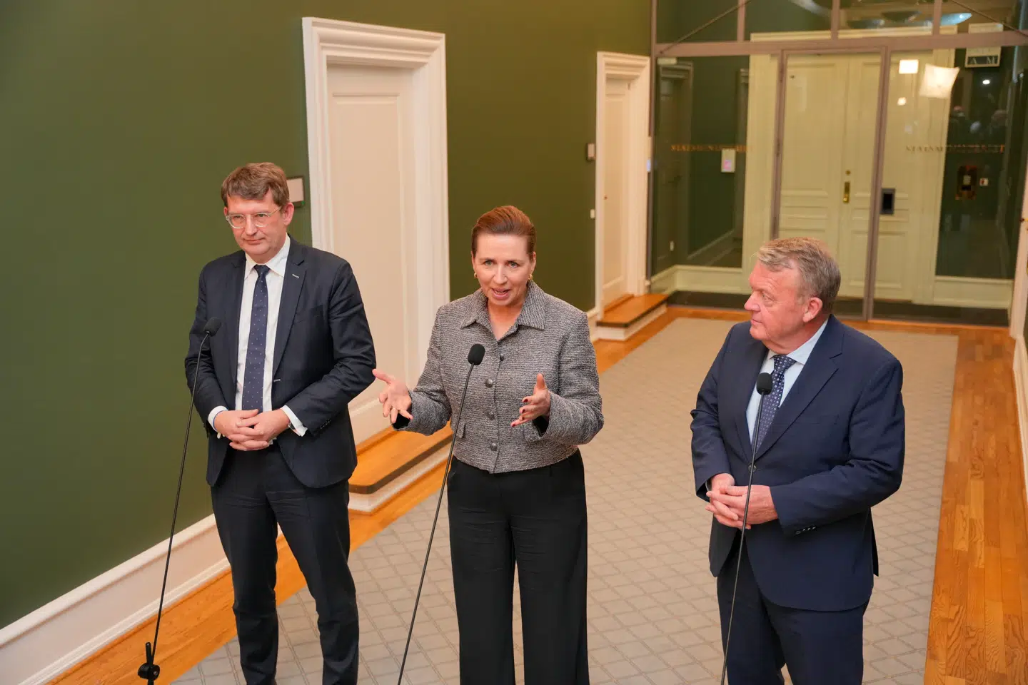 Socialdemokratiets politiske ordfører havde tidligere torsdag forsøgt at mane til samling om den danske linje. Men torsdag aften var regeringens tungeste skyts, der forsøgt at tegne og fortælle Folketingets partiledere, hvad det var for en situation, Danmark stod i med den kommende amerikanske præsident Trump.