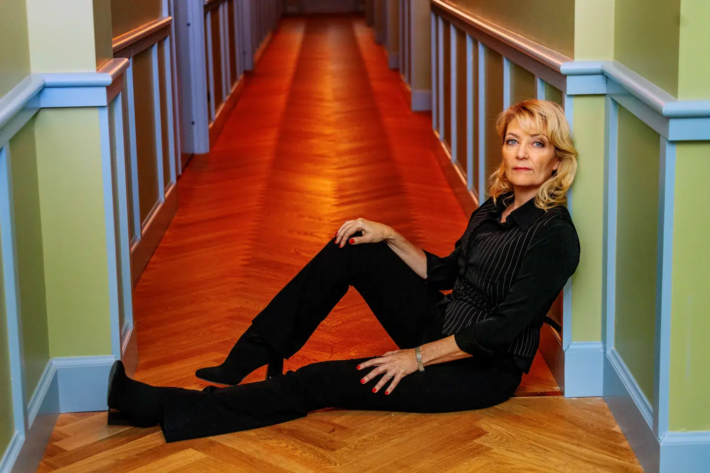 Standupkomikeren, tv-værten og skuespilleren Mette Lisby er sprunget ud som krimiforfatter, og debuten lover godt for fremtiden.