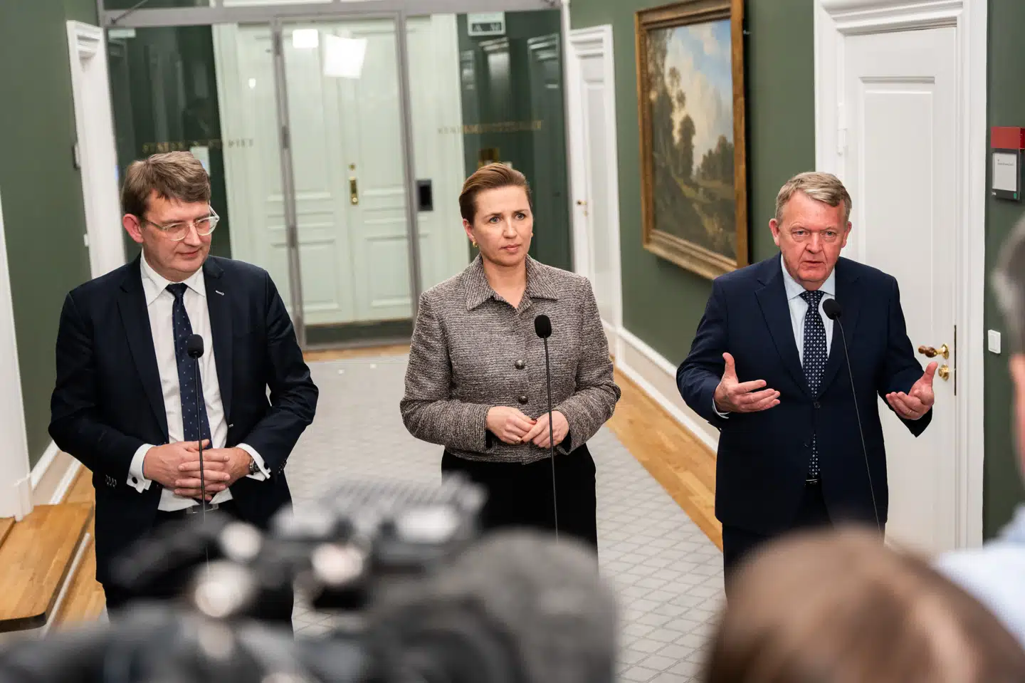 Statsminister Mette Frederiksen (S), forsvarsminister Troels Lund Poulsen (V) og udenrigsminister Lars Løkke Rasmussen (M) til doorstep efter møde med partilederne omkring Grønland i Statsministeriet torsdag.