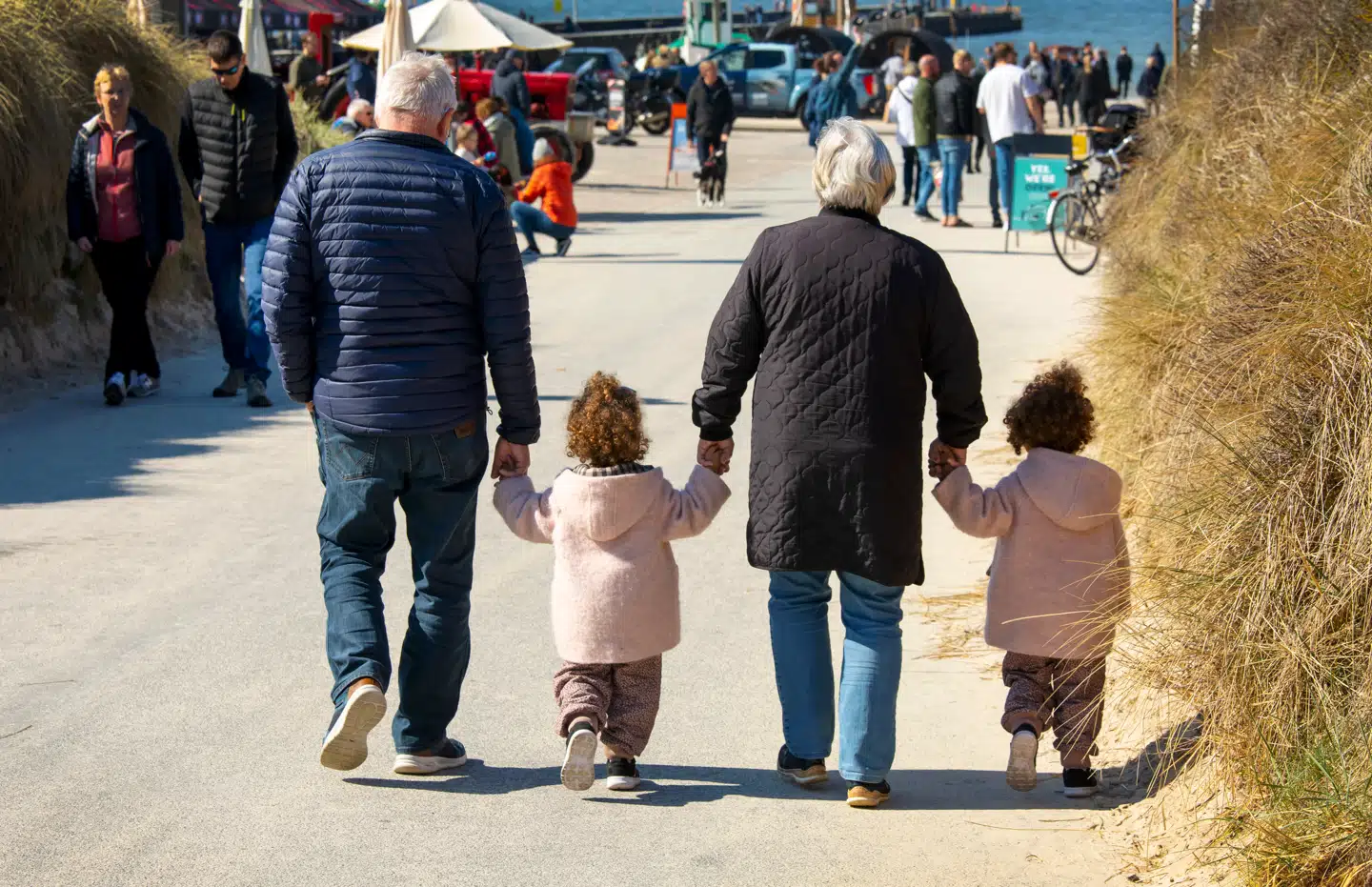 Forældre og bedsteforældre vil gerne tage sig godt af børn og børnebørn og laver opsparinger til dem – det tjener bankerne stort på.