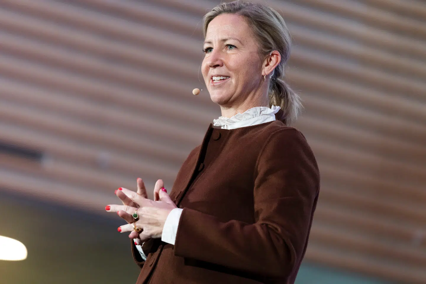 Der er grund til at være glad for Ambus direktør, Britt Meelby. Hun kan nemlig opjustere forventningerne til årets første kvartal og se aktien brage op.