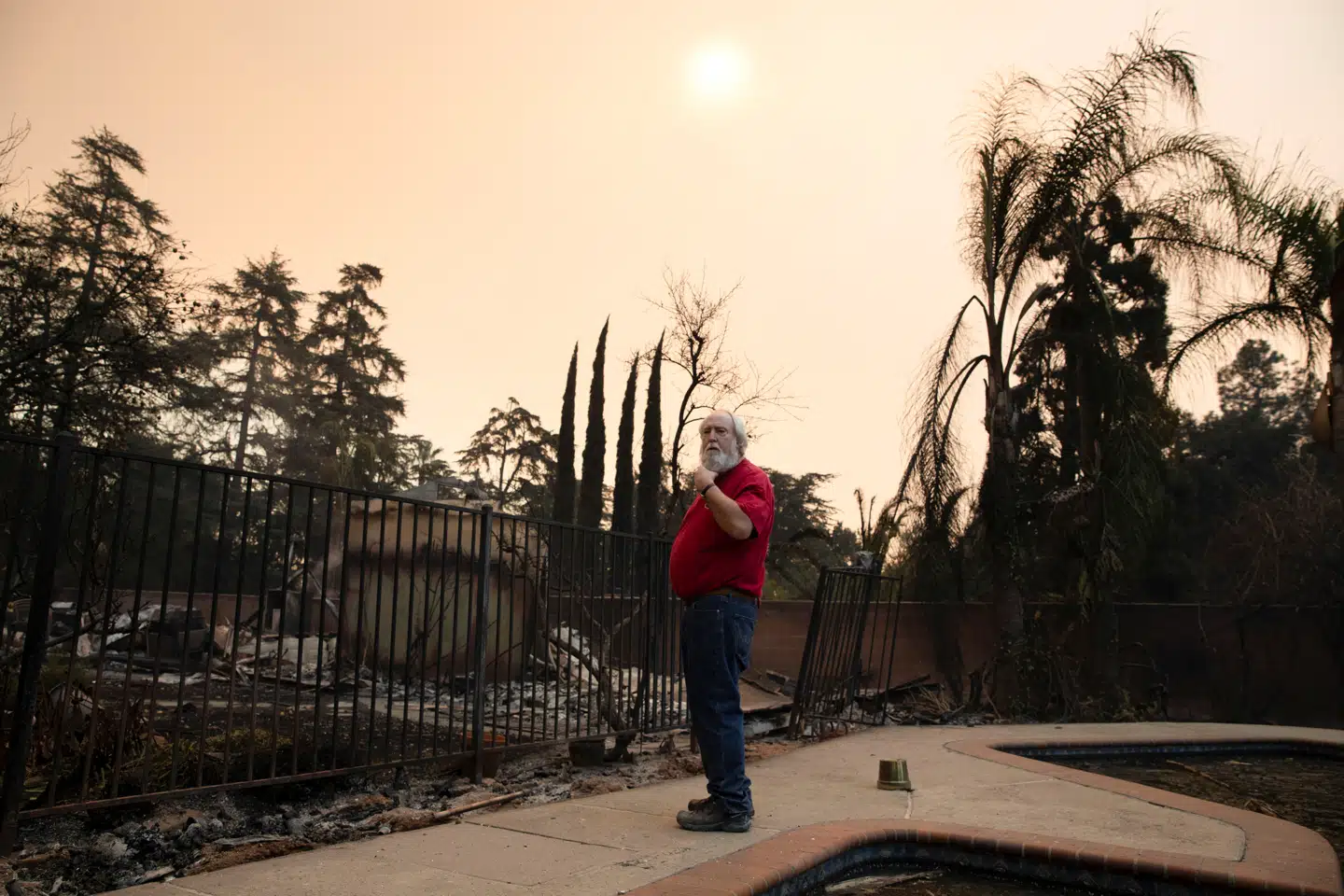 Ken Stephens tilser sit hus, som er blevet forvandlet til en ruin i Altadena.