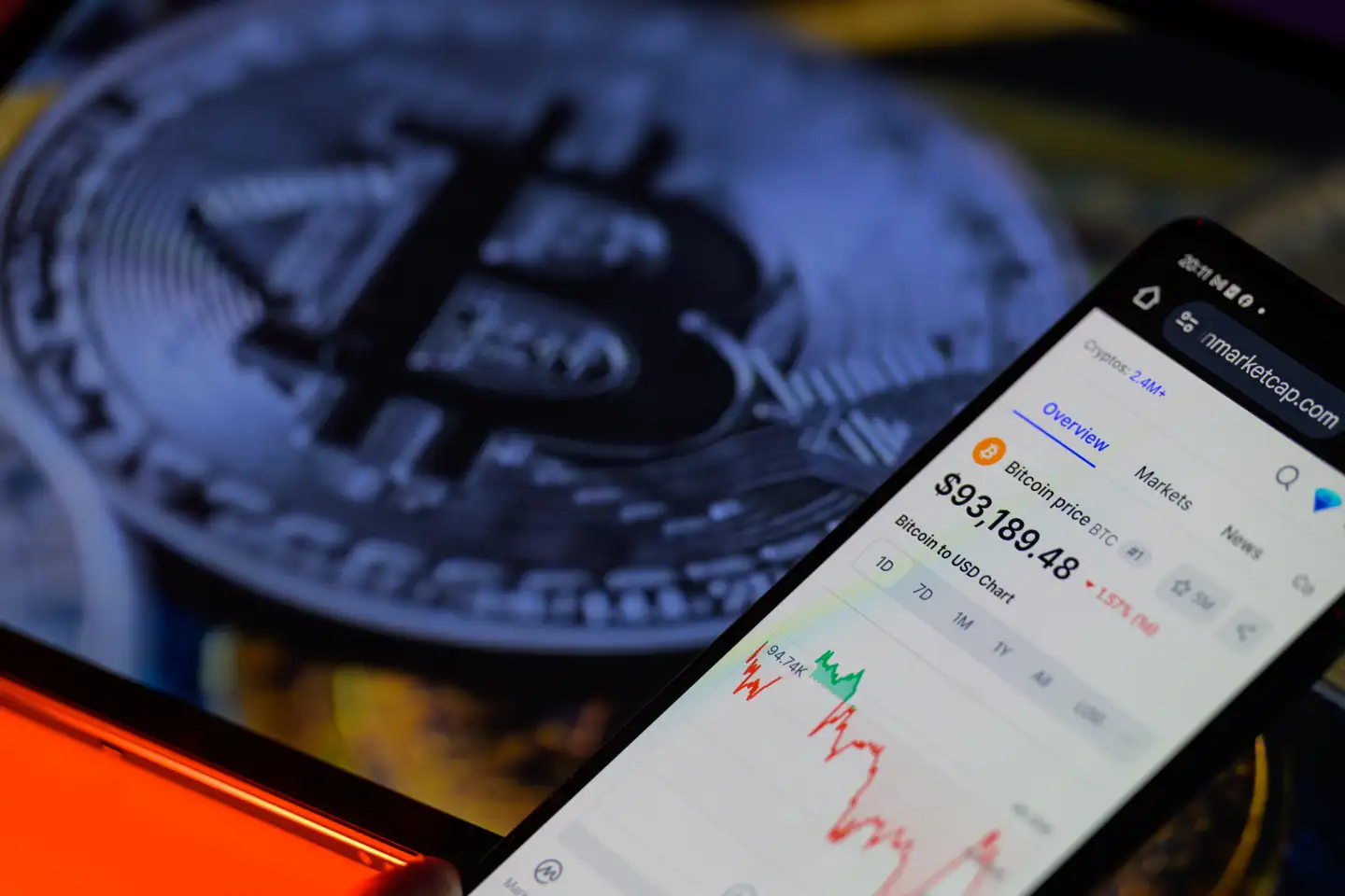 Kursen på kryptovalutaen bitcoin nærmer sig 100.000 dollar. Derfor kæmper en brite hårdnakket for at få en mistet harddisk tilbage.