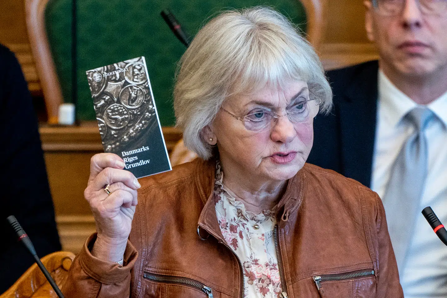 »Det er helt legitimt, at sprogbrugere som Pia Kjærsgaard gerne vil kaldes formand og ikke forkvinde eller forperson. Det blander Dansk Sprognævn sig ikke i; vi registrerer blot at ordene bruges,« skriver Michael Nguyen.