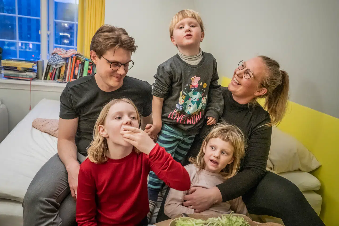 Hverdagslivet spiller på få kvadratmeter, er familien Nordam Andersen enige om, og de er gladere i dag, end da de boede i en stor, lækker og også meget dyr seksværelses lejlighed i Carlsberg Byen. Siden dette billede blev taget er lille Astrid blevet føjet til familien, som i dag tæller fire børn mellem seks måneder og ni år.