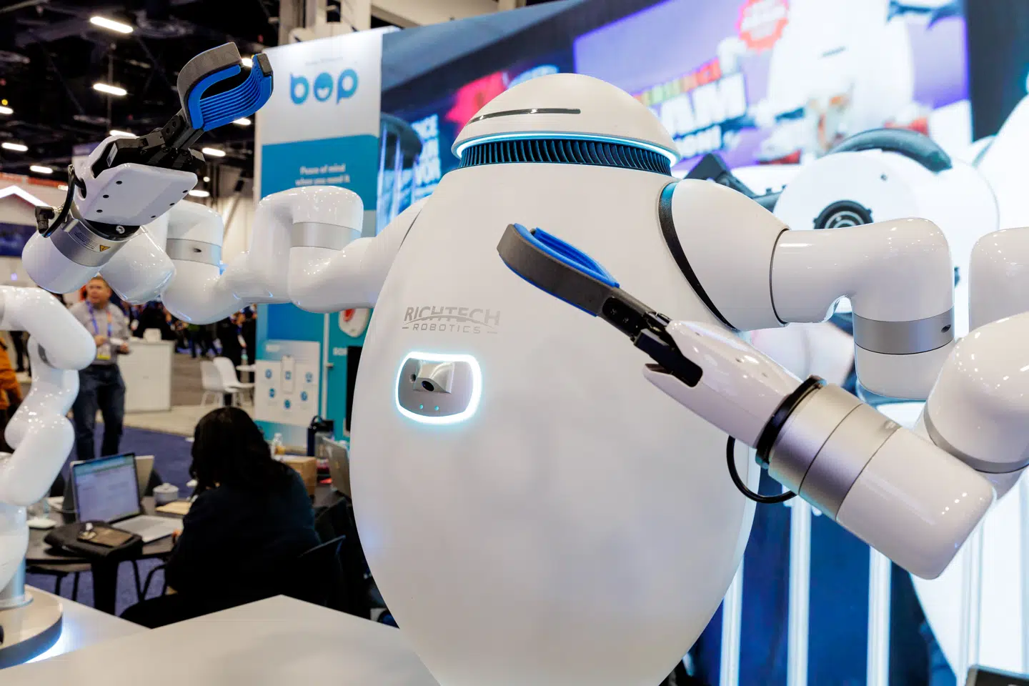 Hils på Adam, der både er bartender, barista og kok – samt en robot. Der dukker mange overraskelser op, når man traver rundt på verdens største forbrugerelektronikmesse i Las Vegas i disse dage.