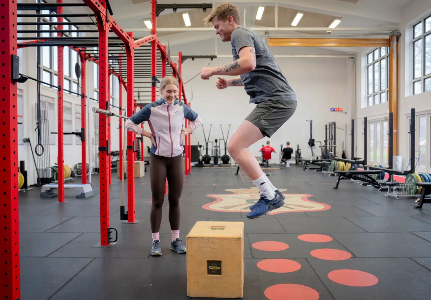 Få minutters intens træning dagligt kan forbedre din fysiske formåen markant, viser studier. To af forsvarets officerkadetter viser dig tre konkrete øvelser, som de danske soldater blandt andet bruger i deres »mikrotræning«.