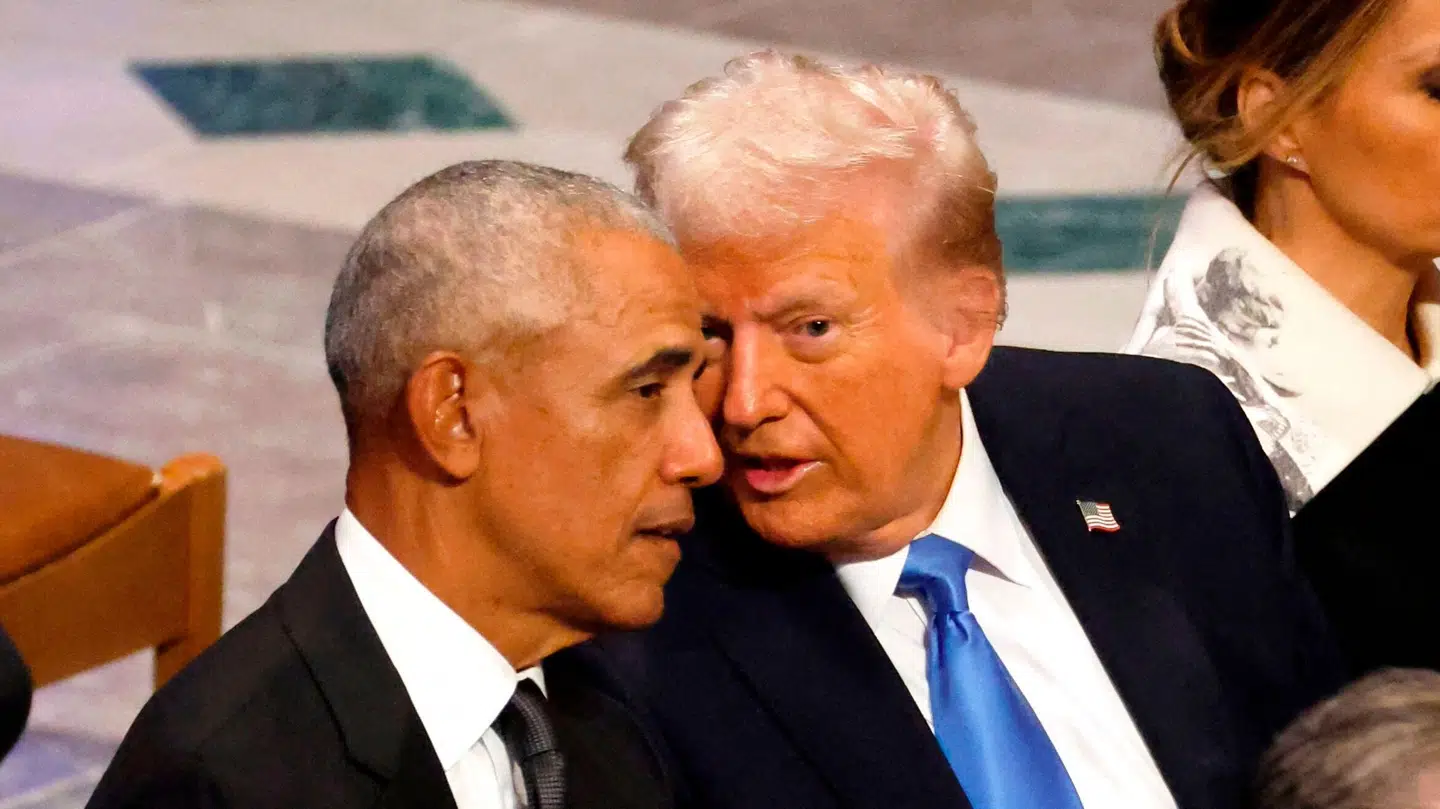 Barack Obama (tv.) og Donald Trump sad ved siden af hinanden til begravelsen.