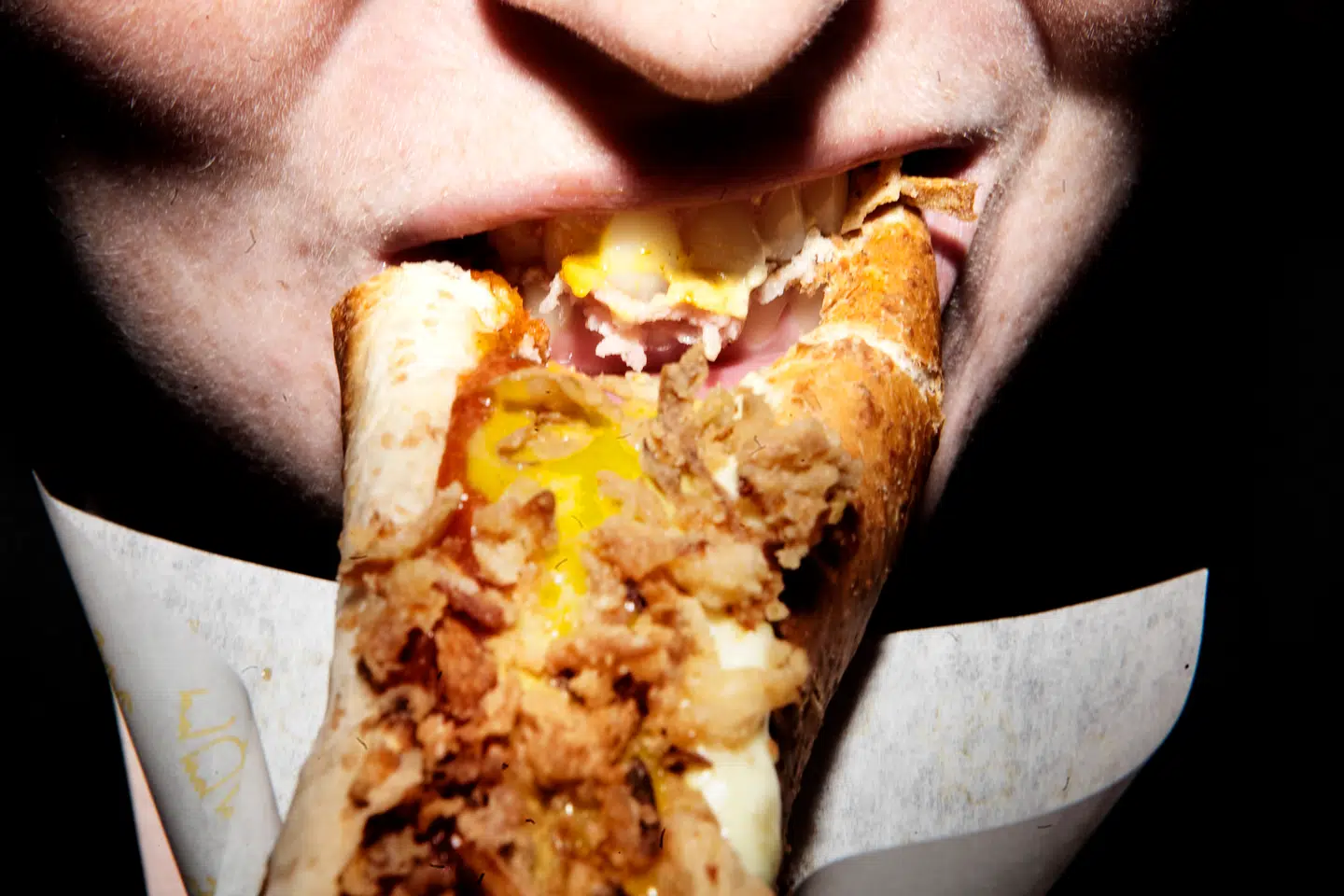 En klassisk hotdog med det hele. Men er den sund at sætte tænderne i?