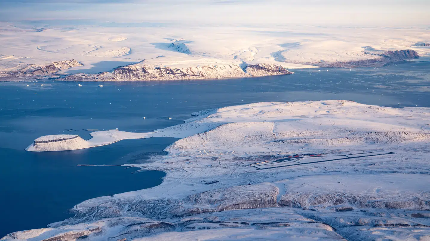 Her ses Pituffik Space Base (landingsbanen kan ses til højre på billedet), der skiftede navn fra Thulebasen i 2023.
