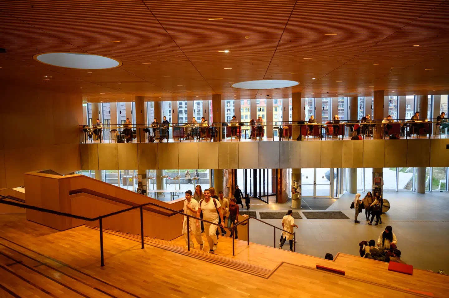 »Mærsk Tårnet har en lang række trapper og gangbroer, som forbinder forskellige niveauer og laboratorier. Trapperne er placeret synligt og let tilgængeligt, hvilket opmuntrer brugerne til at tage dem i stedet for elevatoren,« skriver Mette Mandrup og Jon Gerner.