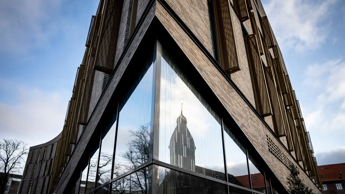 Den usædvanlige straffesag, hvor den ene tiltalte blandt andet er tiltalt for voldtægter af den anden, som til gengæld er titalt for et efterfølgende drabsforsøg på den første, skal afvikles her i byretten på Frederiksberg.