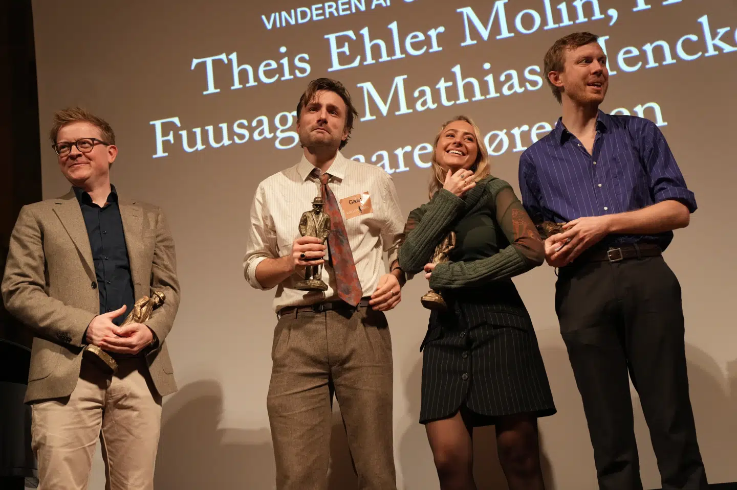 På Arbejdermuseet i København modtager journalisterne Theis Ehlers Molin, Helle Fuusager, Mathias Mencke og Kaare Sørensen fra Zetland Cavlingprisen.