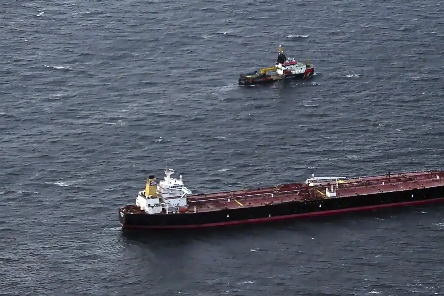 Tyske søfartsmyndigheder måtte fredag hjælpe et drivende olietankskib i Østersøen. Landets udenrigsministerium mener, at skibet er en del af den russiske skyggeflåde.