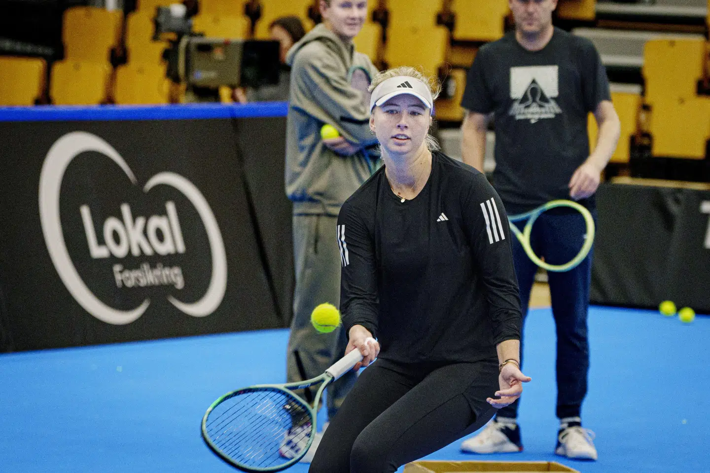 Kasper Elsvad (i baggrunden til venstre) var også med, da Clara Tauson var i aktion for Danmark ved Billie Jean King Cup i november sidste år. (Arkivfoto).
