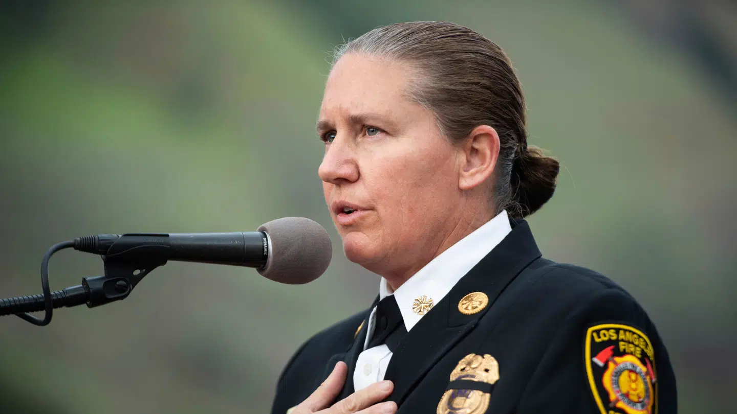 Kristin Crowley står – trods rygter om det modsatte – fortsat i spidsen for brandvæsnet i Los Angeles.