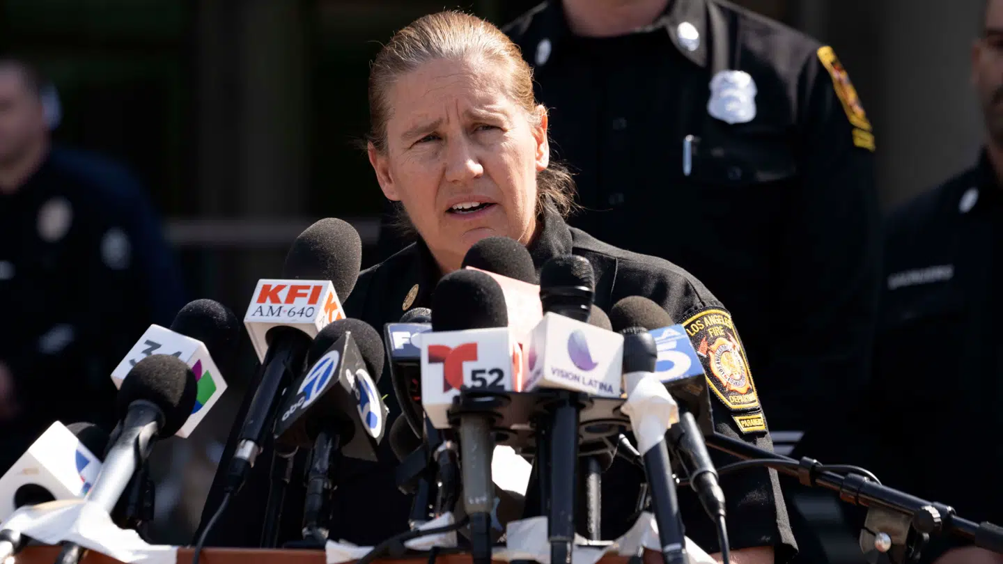 Brandchef Kristin Crowley taler ved en pressekonference i februar 2024.