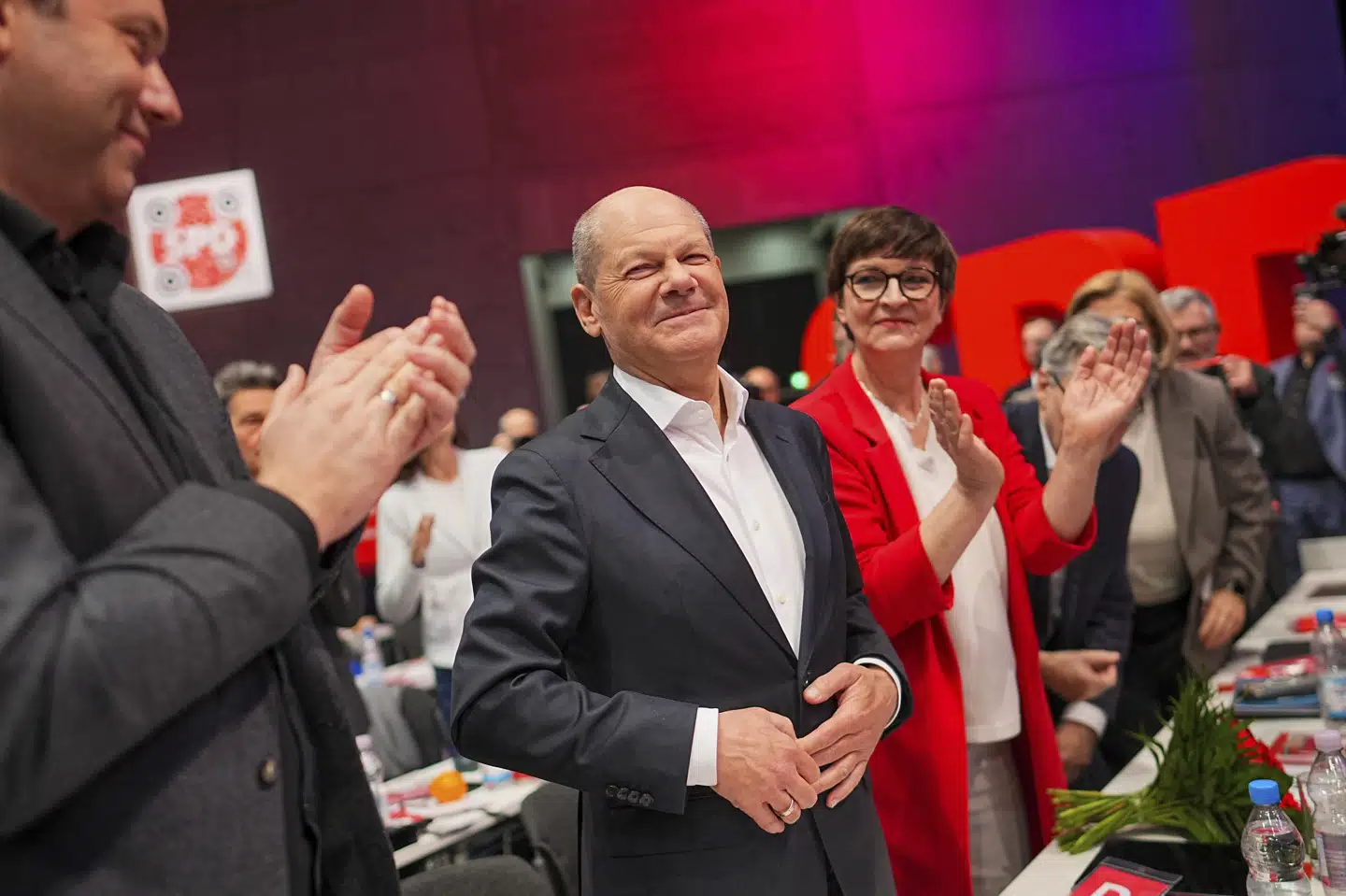 Tysklands kansler, Olaf Scholz, efter en afstemning på SPD's partikongres lørdag i Berlin, hvor han er blevet genvalgt som kanslerkandidat.