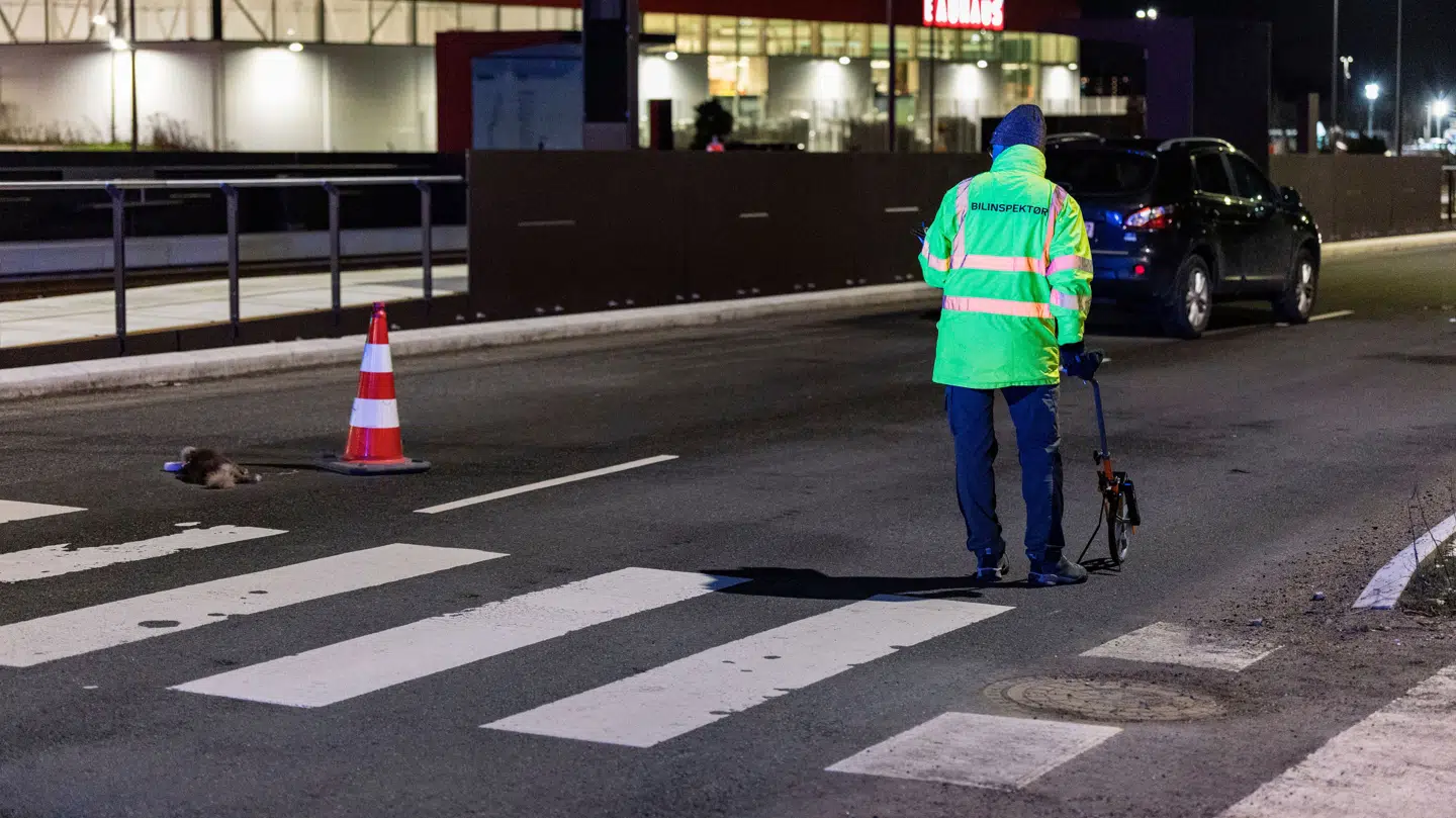 Politi og bilinspektør til stede i krydset Gladsaxe Ringvej / Dynamovej lørdag den 11 januar 2025