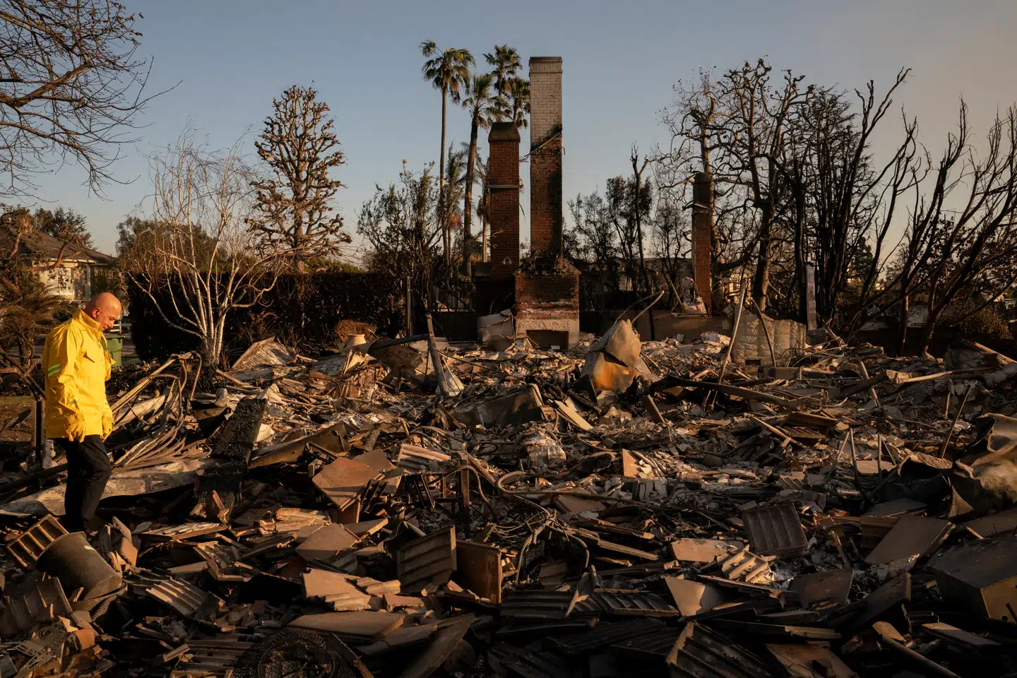 Brandfolk er fortsat i et kapløb mod tiden for at bremse naturbrandene, som har hærget i og omkring Los Angeles i flere dage.