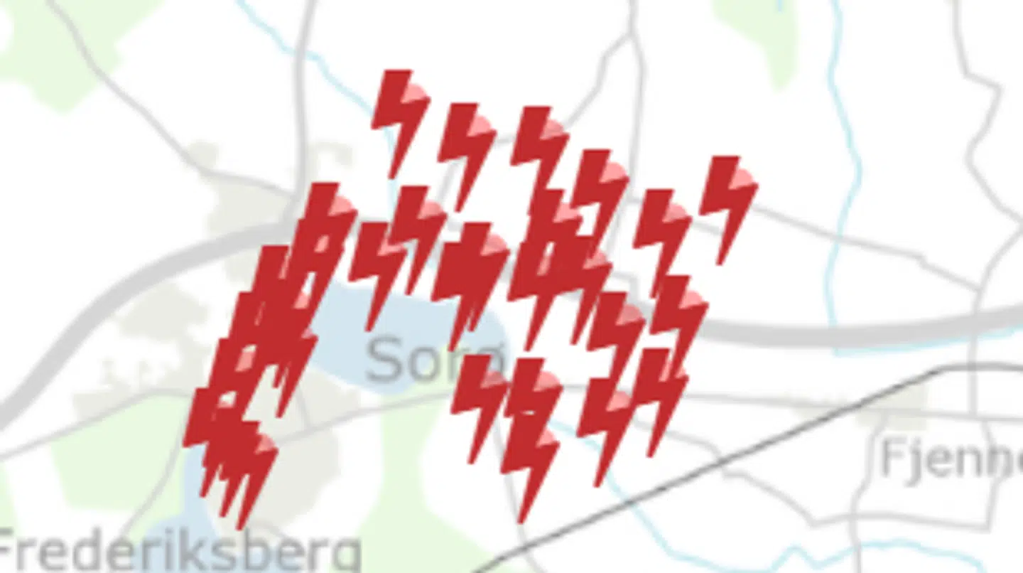 En lang række husstande står uden strøm på grund af en uventet fejl.