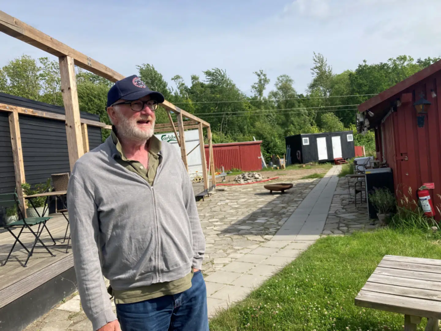 Peter Aalbæk i Herfølge Bjergby – det økologiske byprojekt, som han og konen er i gang med at udvikle. Foto: PR / WERK Arkitekter.