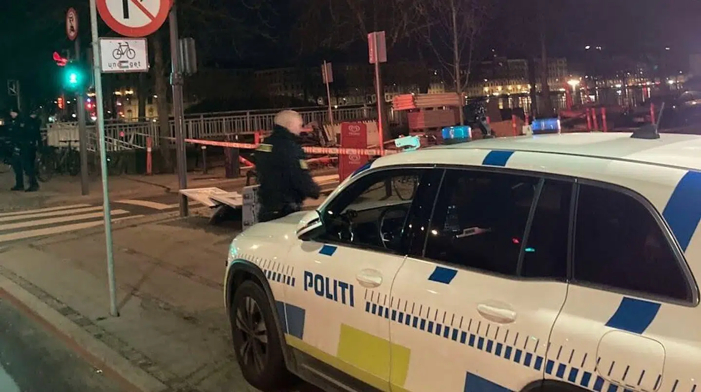 Politiet er mandag morgen fortsat til stede.