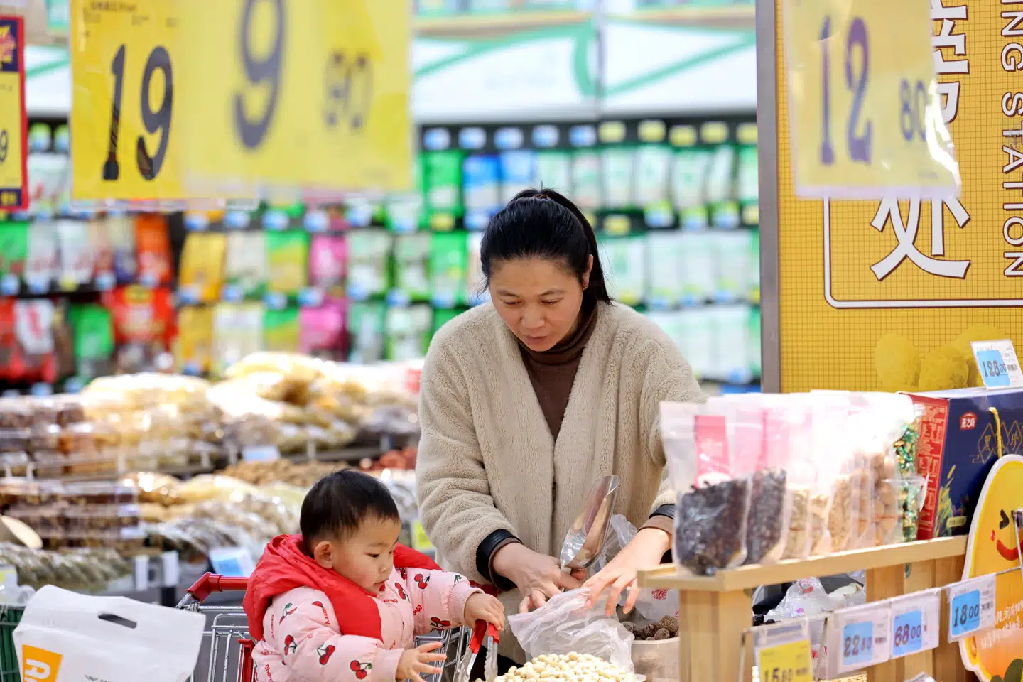 Kinesiske forbrugere er tilbageholdende med at bruge penge, fordi deres økonomi fortsat er presset. Her et glimt fra et supermarked i Zaozhuang i den østlige Shandong-provins.
