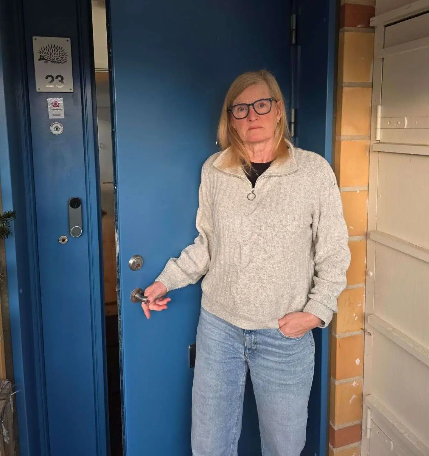 Hella Tiedemann foran hendes hoveddør