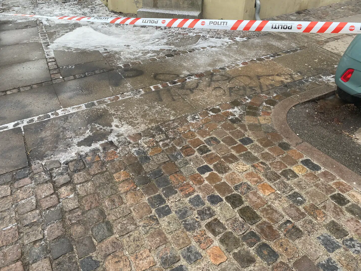 Graffiti foran formodet påsat brand på Global Aktions kontor.