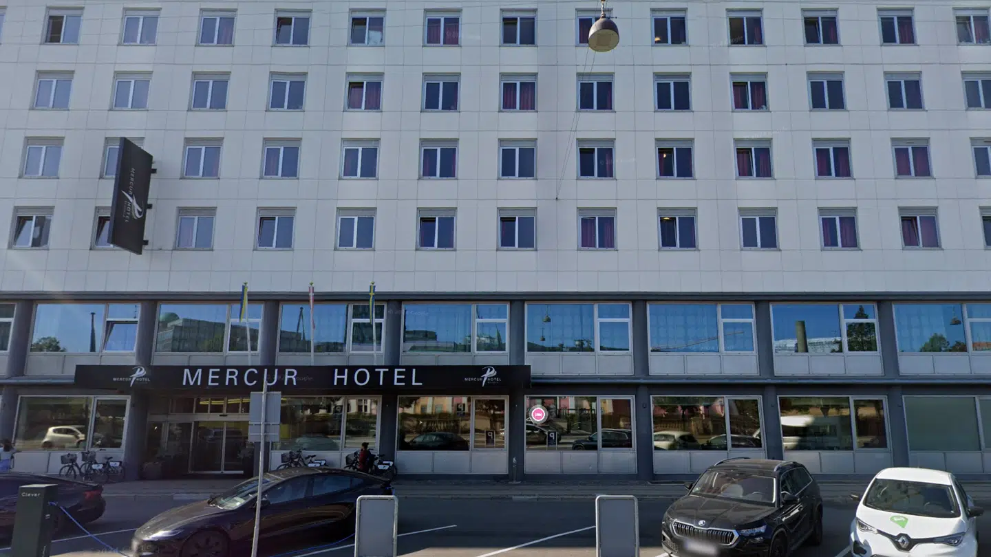 Det ikoniske Hotel Mercur på Vester Farimagsgade er lige nu fuldt booket, fordi Københavns Kommune lejer det til ukrainske flygtninge.