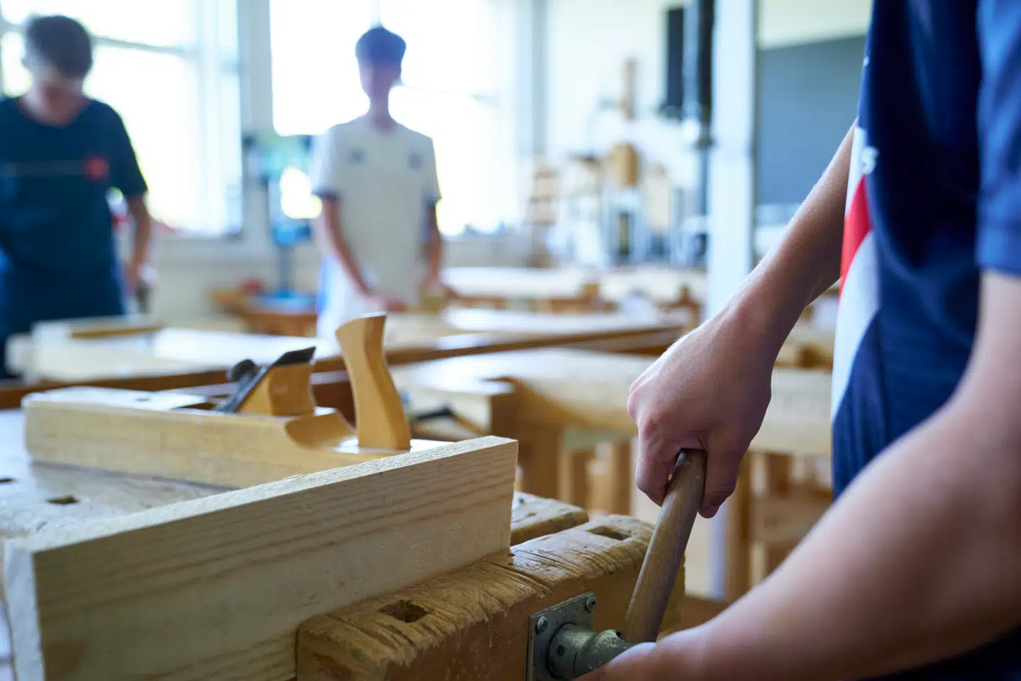 »Min søns yndlingslærer i folkeskolen var en bredskuldret mand ved navn Hagbart, som til første forældremøde med et skævt smil sagde: 'Jeres børn kommer måske til at kalde mig for Hitlers lillebror, men jeg forventer altså af dem, at når de har idræt med mig, så får alle sved på panden og pulsen op'.«