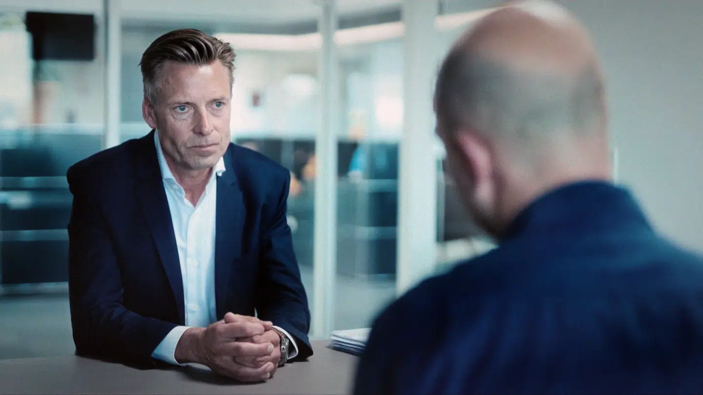 Tidligere topadvokat i Horten, Nicolai Dyhr, fremstod i tv-dokumentaren »Den sorte svane« parat til at dække over skattegæld og fiktive fakturaer. Nu står han foran en sag i Advokatnævnet.