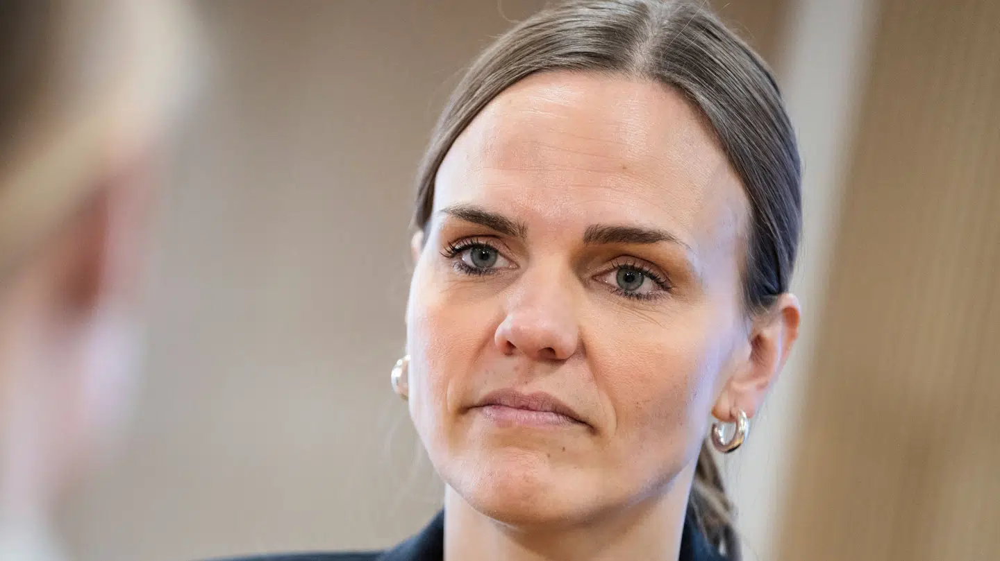 Digitaliseringsminister Caroline Stage Olsen skriver i en kommentar til B.T., at: "”Det er os politikere, som skal gå forrest for at få startet samtalen. Jeg benytter selv sociale medier, og jeg er selv blevet mere opmærksom på, hvor meget jeg er på min telefon. Så hvis jeg med denne her video kan få folk til at tænke mere over, hvad de bruger deres tid på telefonen på, så synes jeg, det er et godt sted at starte."