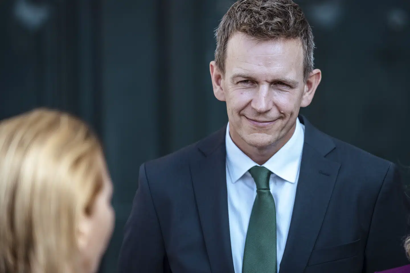 Stigningen i salget af elbiler er positiv, og derfor bør afgiften på elbiler ikke hæves på nuværende tidspunkt, mener skatteminister Rasmus Stoklund (S). (Arkivfoto).