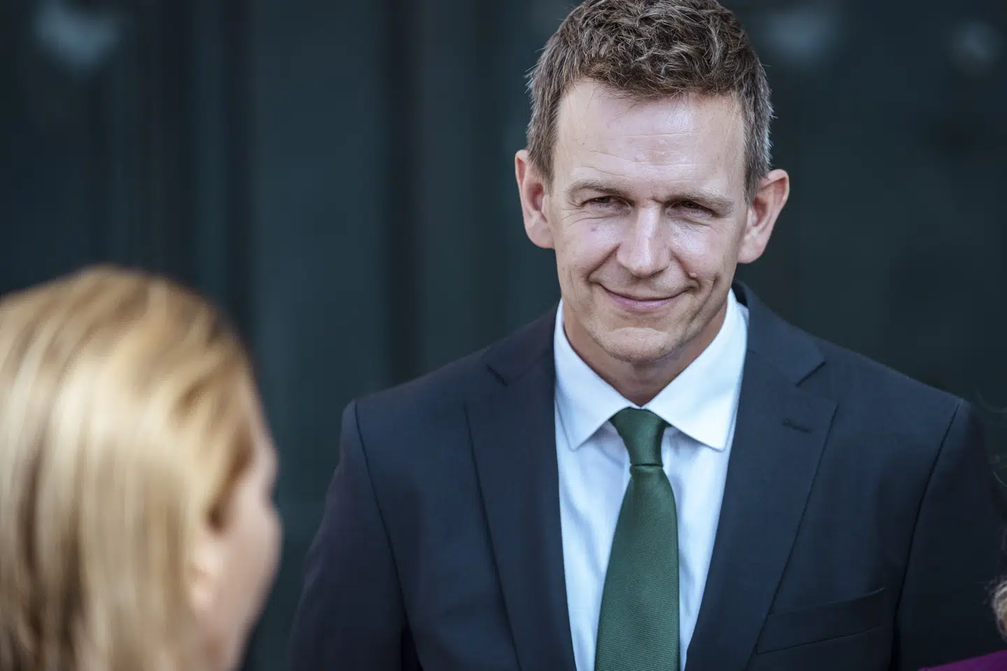 Stigningen i salget af elbiler er positiv, og derfor bør afgiften på elbiler ikke hæves på nuværende tidspunkt, mener skatteminister Rasmus Stoklund (S). (Arkivfoto).