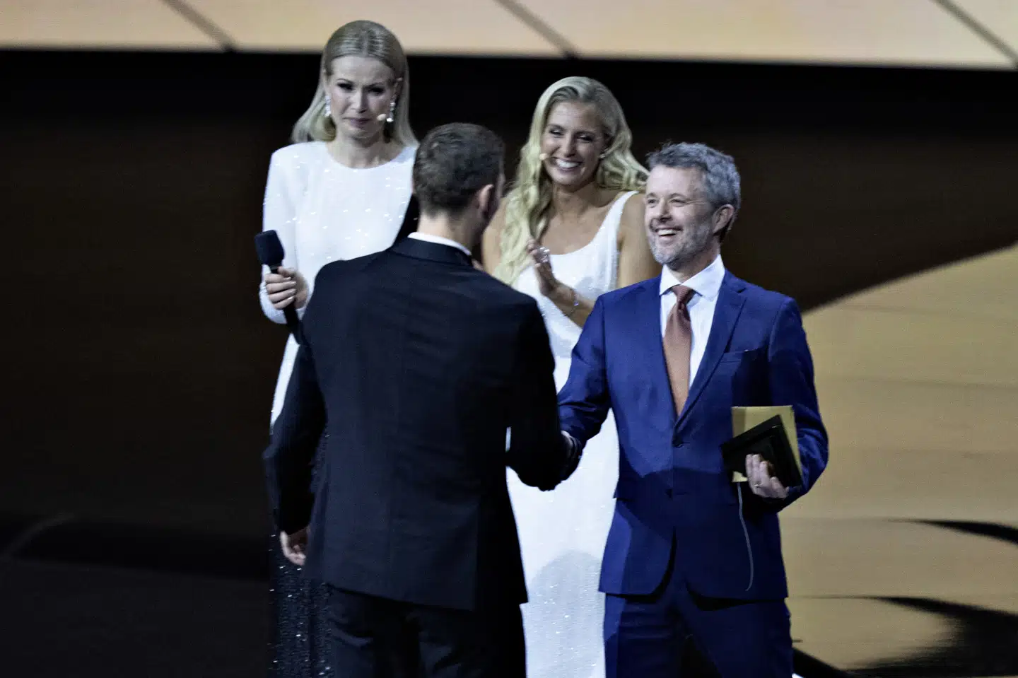 Kong Frederik har taget sin store interesse for sport med sig videre som konge. Her overrækker han den 4. januar prisen "Årets Sportsnavn" til badmintonspilleren Viktor Axelsen. Det skete ved begivenheden Sport 2024 i Jyske Bank Boxen i Herning.