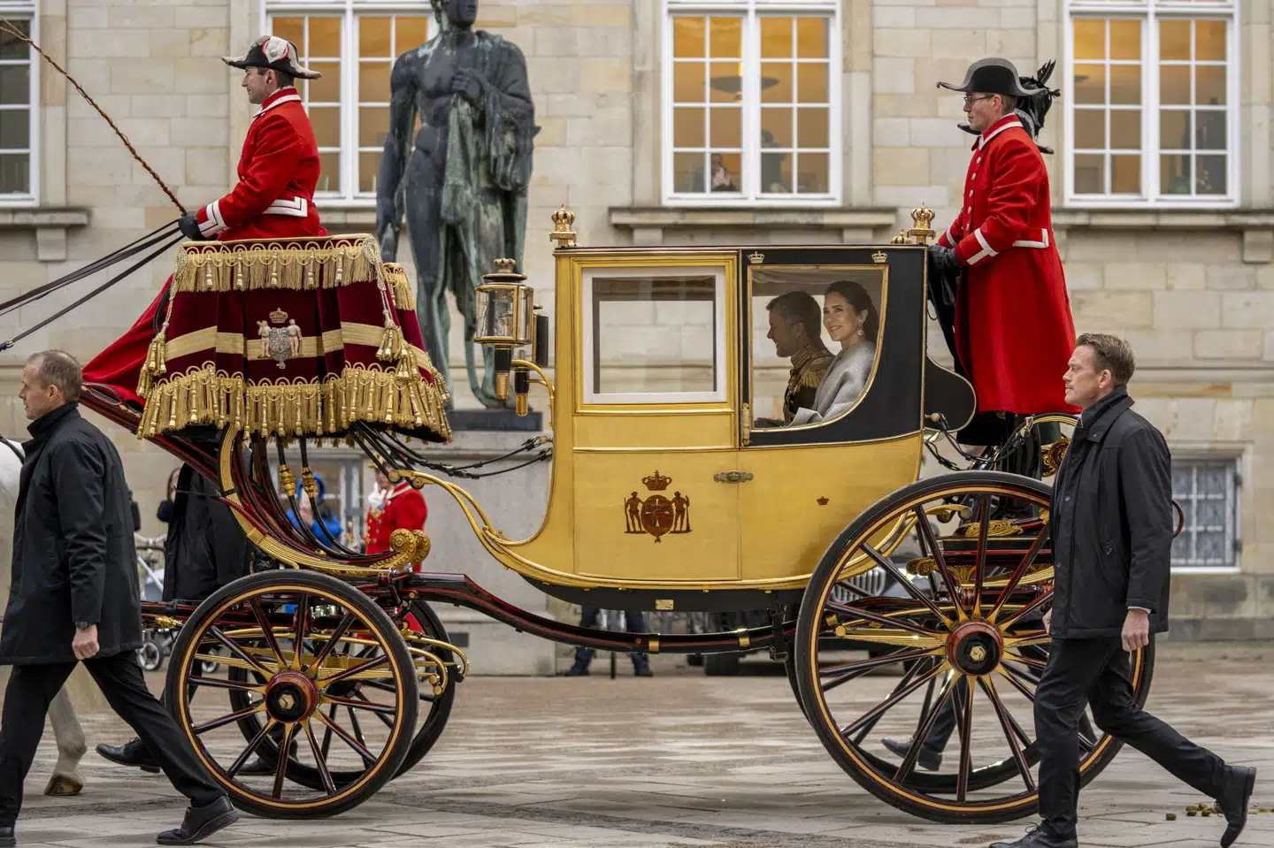 Mange traditioner er helt som i dronning Margrethes tid, for eksempel nytårskurene. (Arkivfoto).