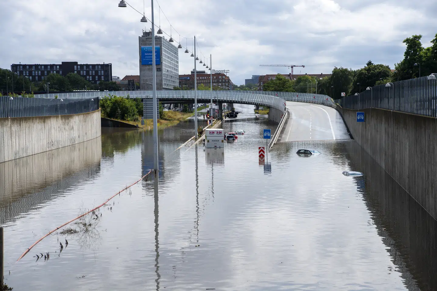 Hvis ikke vi allerede nu begynder at sikre boliger og infrastruktur mod skybrud og oversvømmelser, vender der en stor regning i fremtiden. Det forudser DTU i nye beregninger. (Foto: Thomas Sjørup/Scanpix 2024)
