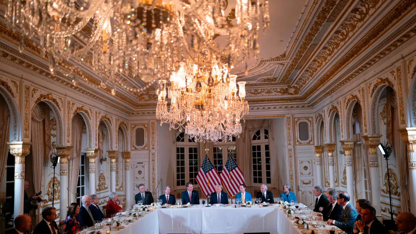 Det er i pompøse rammer, konferencen finder sted.