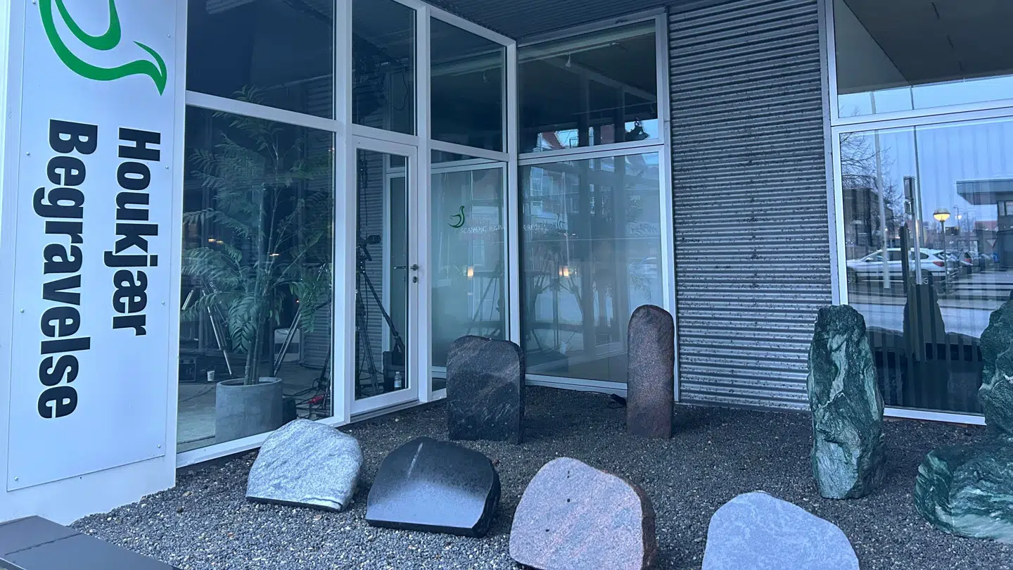 Det er her hos Houkjær Begravelse, at TV 2 de næste uger sender håndboldtv.