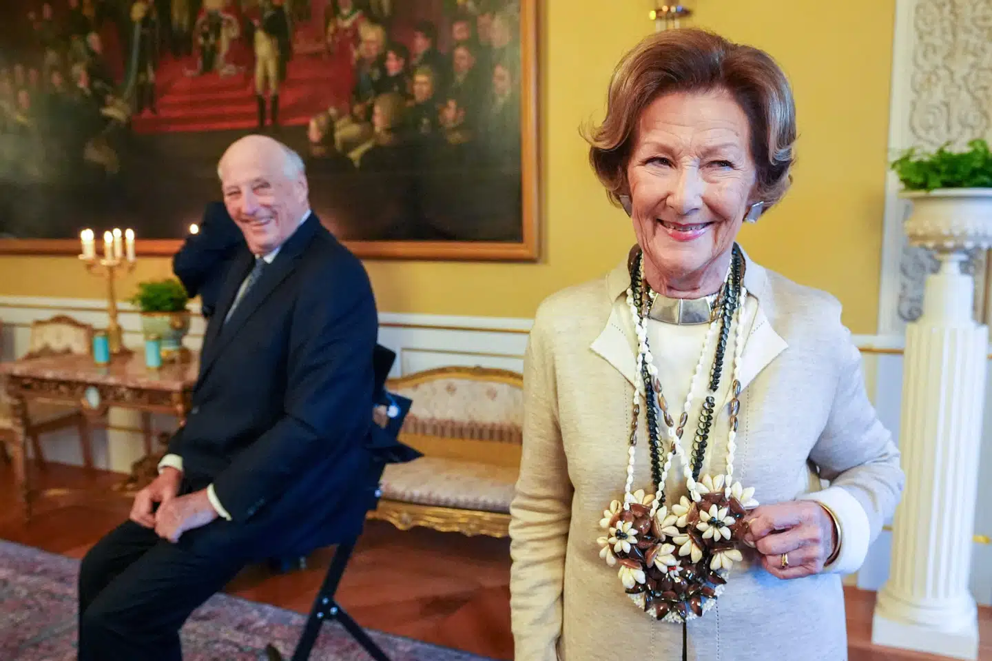 Kong Harald og dronning Sonja under audiens i november sidste år. Dronningen oplevede hjerteflimmer under en skitur i weekenden. Nu skal hun have indopereret en pacemaker. (Arkivfoto).