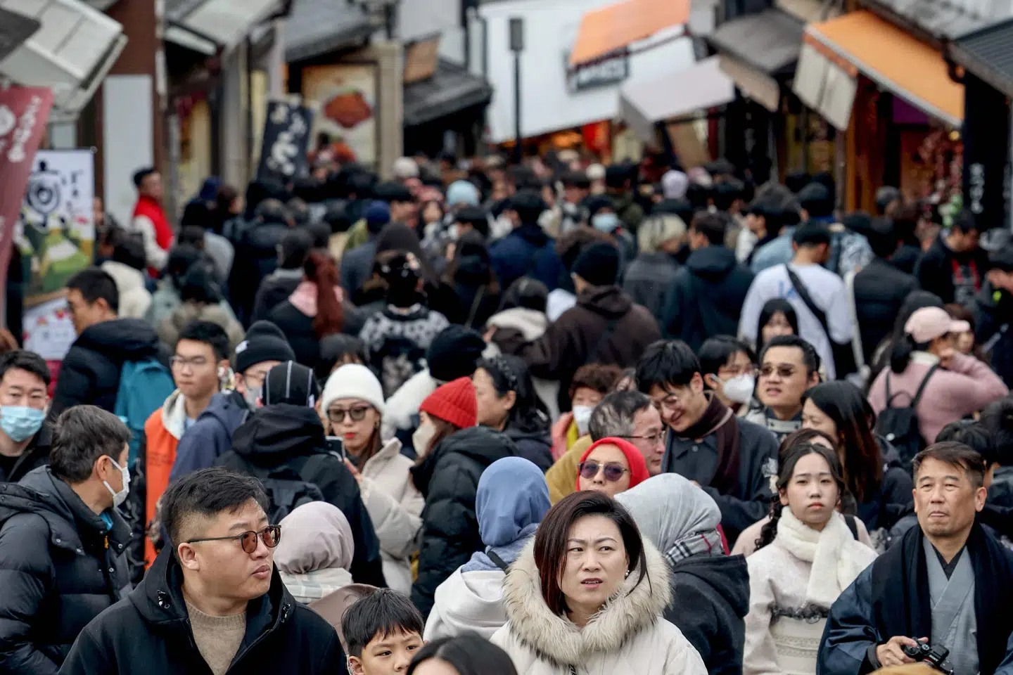 Turister ses mandag på en gade i Kyoto.