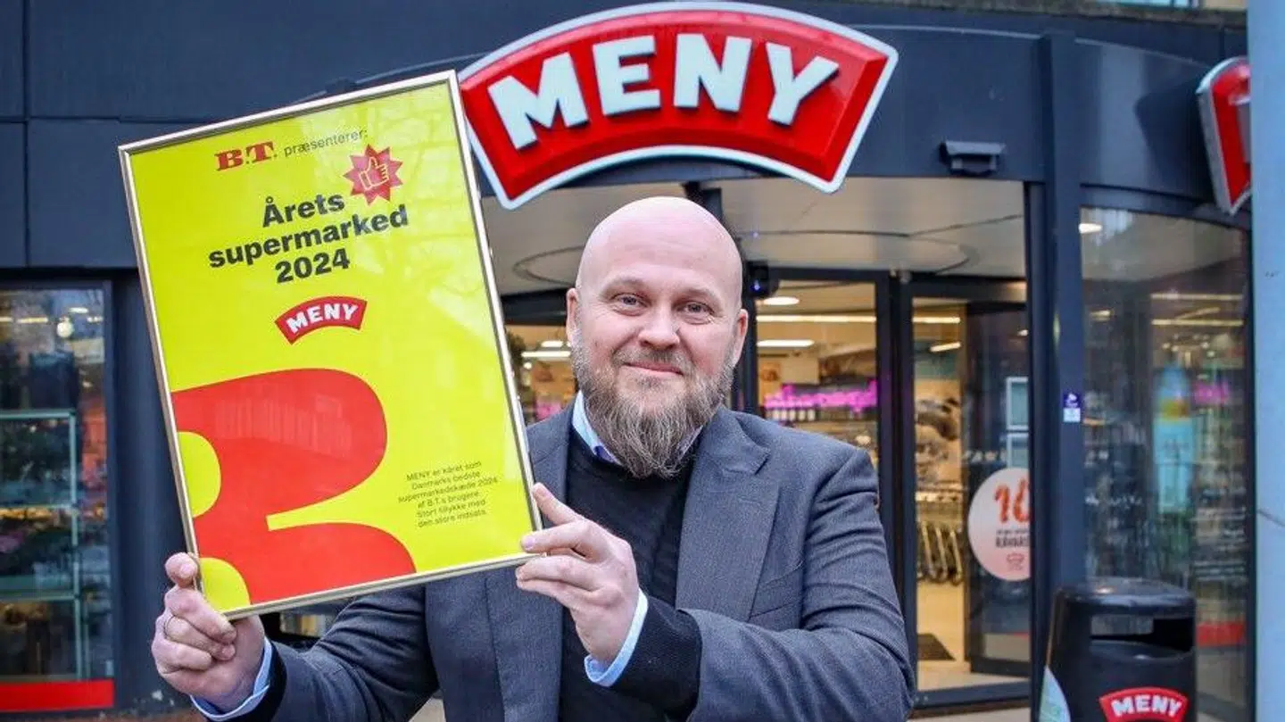 Kædedirektør i Meny, Richo Boss, holder diplomet, som viser, at de er årets supermarked.