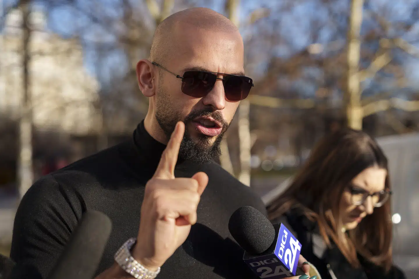 Andrew Tate taler uden for en domstol i Bukarest 9. januar.