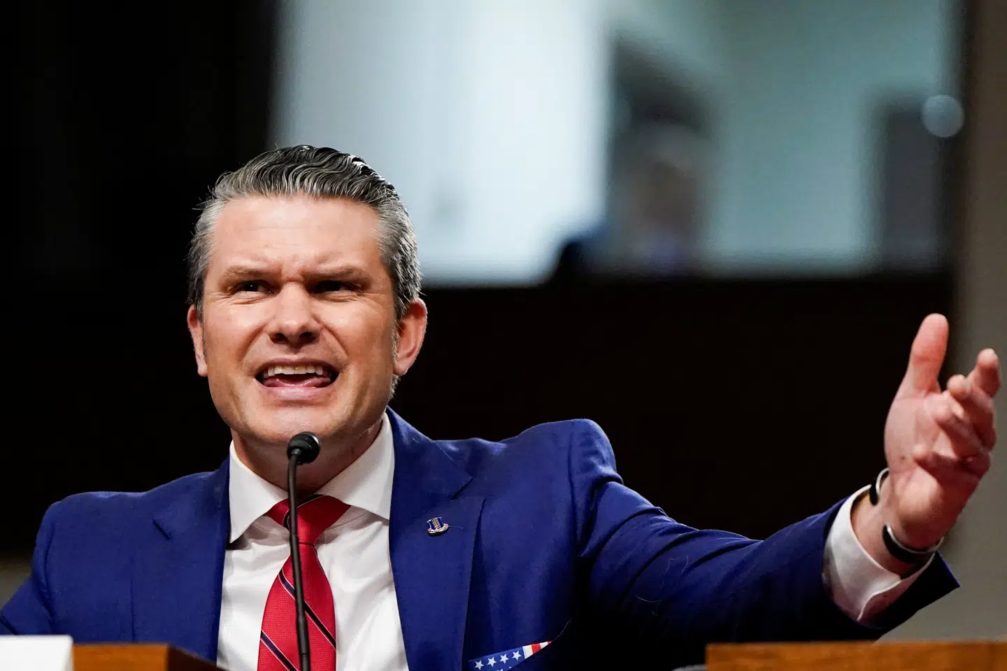 44-årige Pete Hegseth er tidligere vært på den konservative tv-station Fox News og har baggrund i det amerikanske militær. Her ses han under høring tirsdag.